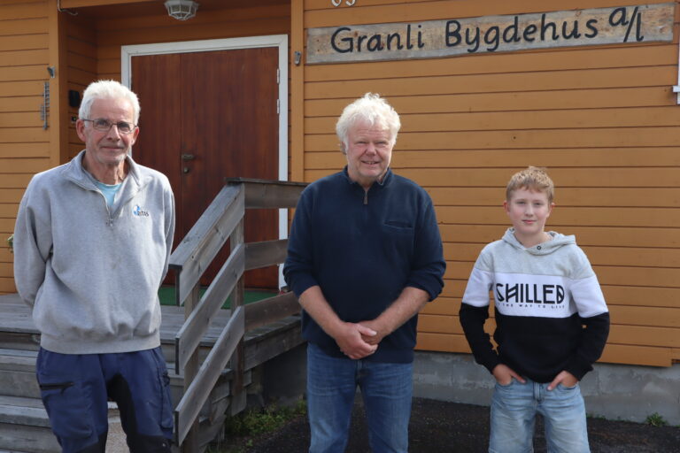 F.v. Gunnar Kristiansen, Steinar Narvesen og sønnen Ole Edvard Narvesen er alle klare for marked.