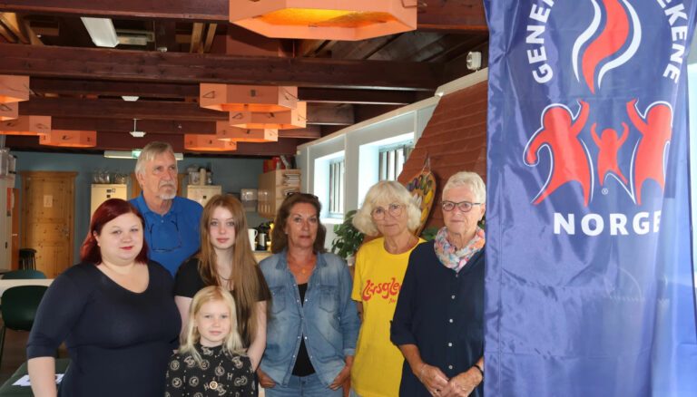 Austeja Sukyte (f.v.) og Anna Moa Igelstrøm fra ungdomsrådet, Aud Ingrid Olstad i Frivilligsentralen, Anne H. Widt fra Livsglede for eldre og Irene Svendsrud fra Rådet for mennesker med funksjonsnedsettelse. Bakerst står Lennart Høgberg fra eldrerådet. Foran er Lova Sofie Igelstrøm.