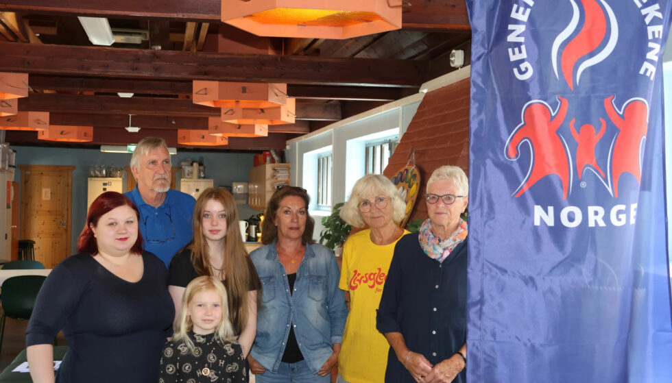 Austeja Sukyte (f.v.) og Anna Moa Igelstrøm fra ungdomsrådet, Aud Ingrid Olstad i Frivilligsentralen, Anne H. Widt fra Livsglede for eldre og Irene Svendsrud fra Rådet for mennesker med funksjonsnedsettelse. Bakerst står Lennart Høgberg fra eldrerådet. Foran er Lova Sofie Igelstrøm.