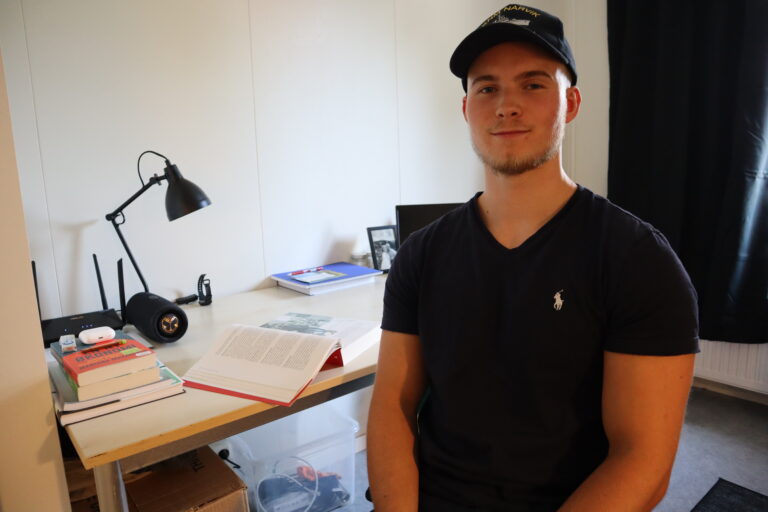 Konrad Sakshaug-Rønning på hybelen sin i Studenthuset i Storgata.