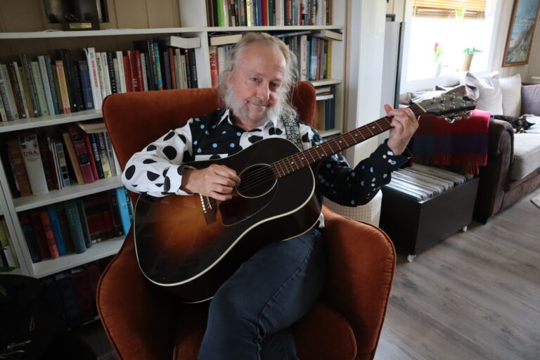 Levi Henriksen er klar for turné med resten av bandet. Sammen er de Levi Henriksen & Babylon Badlands.