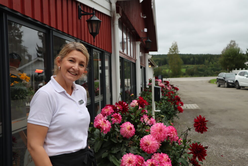 Nå må man senke farten på riksveg 2 forbi Skarstad Gartneri, noe som gleder Anette Skarstad.