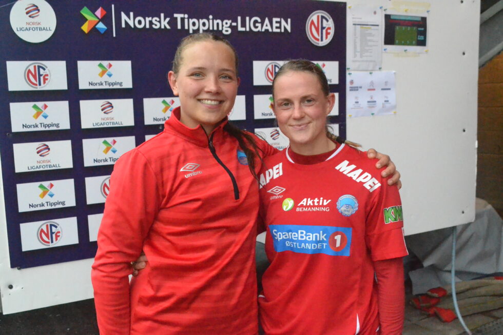 Ingrid Hellerud Ihlebekk (t.v.) og kaptein Emma Lien Håpnes scoret tre av KILs sju mål i kampen mot Bjørnevatn.