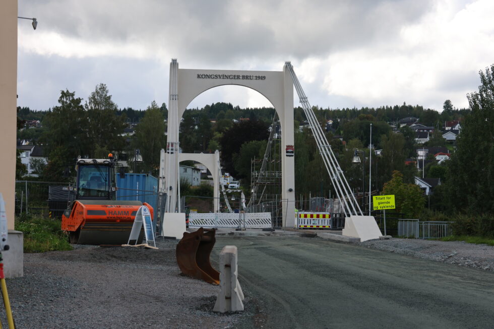 Gamlebrua i Kongsvinger sentrum har det siste året vært gjennom omfattende vedlikehold. Opprinnelig skulle brua åpnes for biltrafikk 31. august, men dette blir nå utsatt.