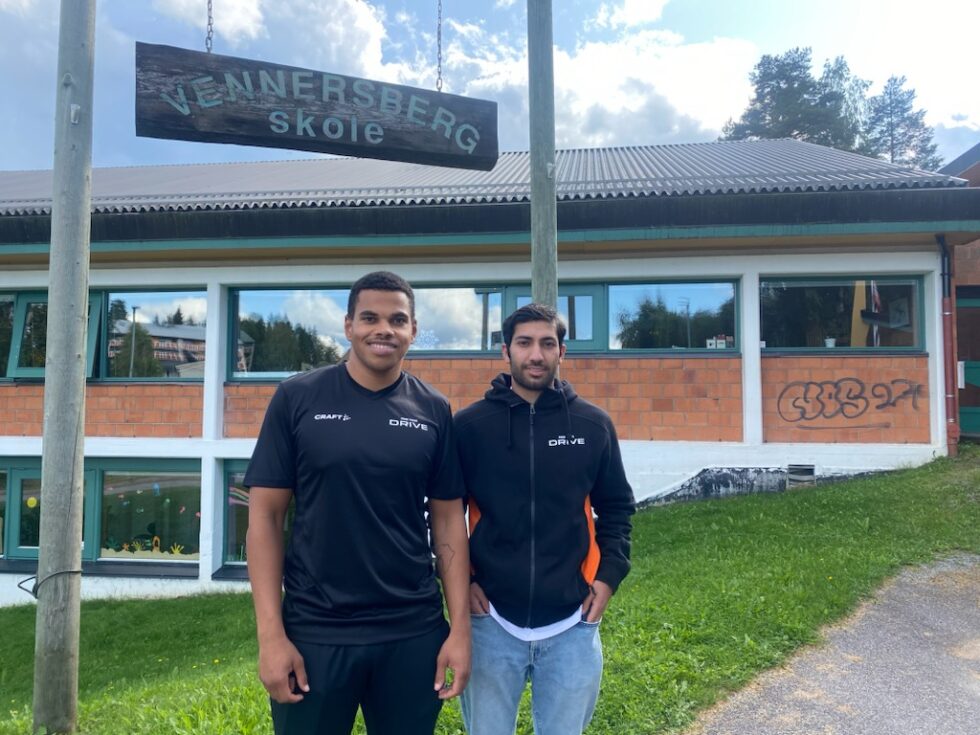 Henrik Touray (t.v.) og Azhar Al Turfi er klare for å aktivisere de eldste barna på Vennersberg skole.