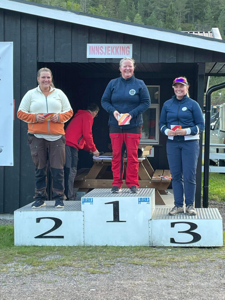 Iselin Aafloen fra Lundersæter (t.v.) og Glåmdal lerdueskyttere tok NM -sølv i leirdeuegrenen Kompaq Ashild C. Nordby fra Østlandske sportskyttere vant gull og bronse gikk til Caroline Waller fra Brunlanes sportsskyttere..