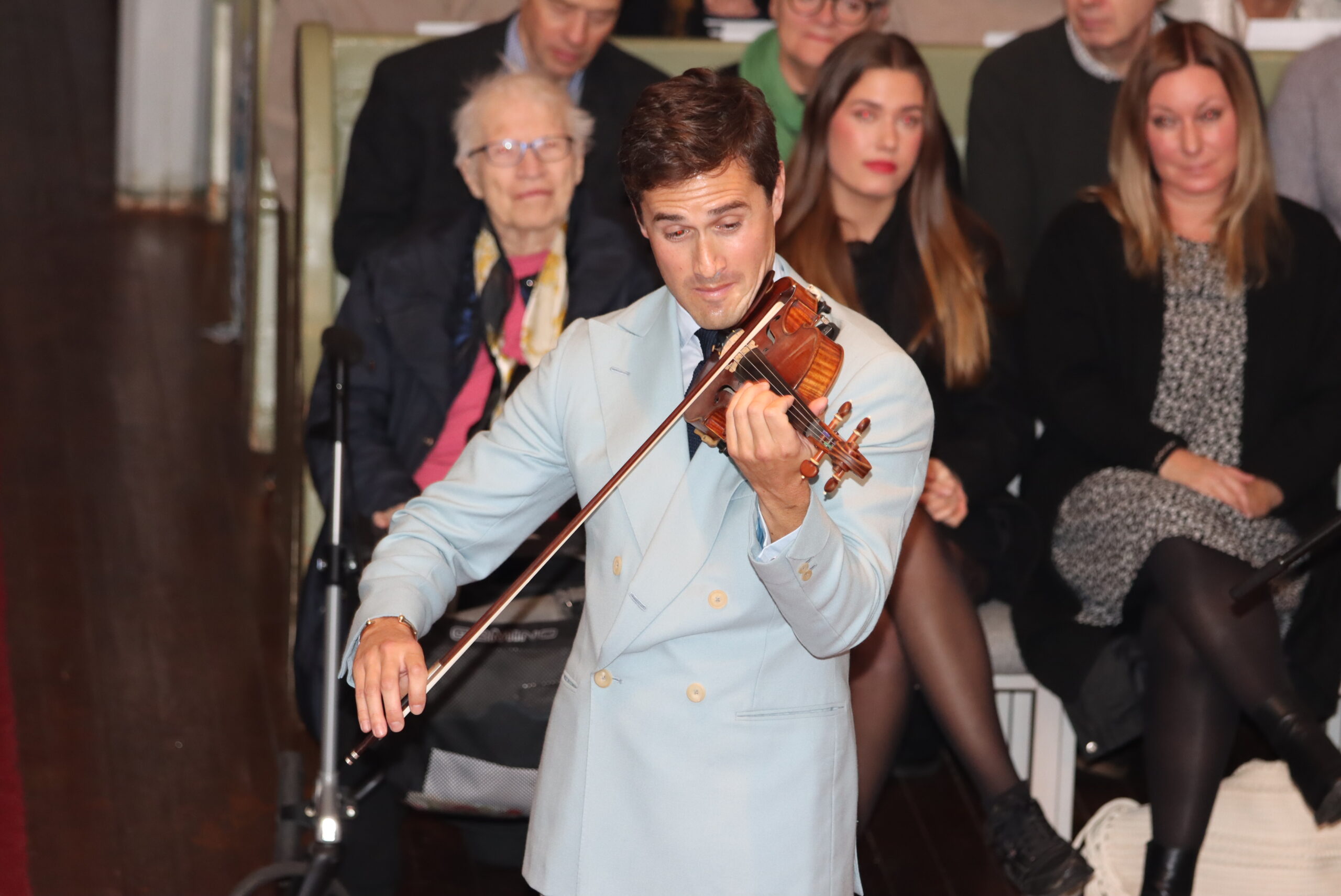 Charlie Siem liker godt å stå nære publikum, og i Vinger kirke var han populær. Bildet er tatt fra forrige konsert i Vinger kirke.