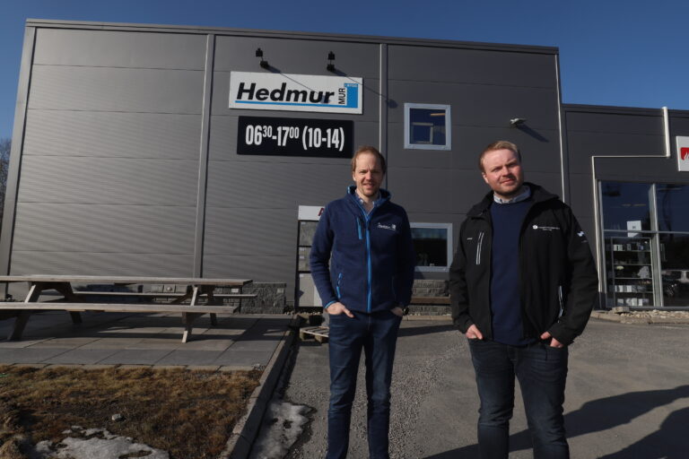 Erik Larsen (t.v.) og Thomas Kristiansen kom raskt til enighet om å slå sammen Hedmark Murmesterforretning AS (Hedmur) og Kristiansen Håndverksbedrift AS i fjor. Etter flere oppkjøp, får Hedmur nå nytt navn.