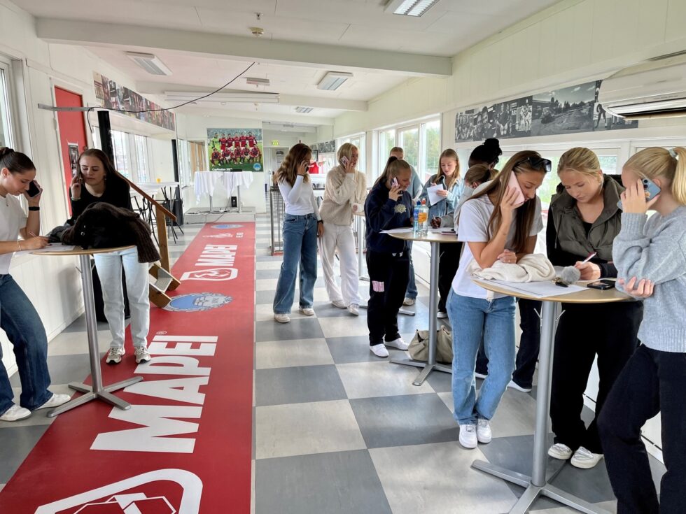 Alle er med og bidrar. Her ser vi jentene i KIL Fotball Kvinner i gang med ringedugnad til bedrifter for å selge spons til årets kronekamp.