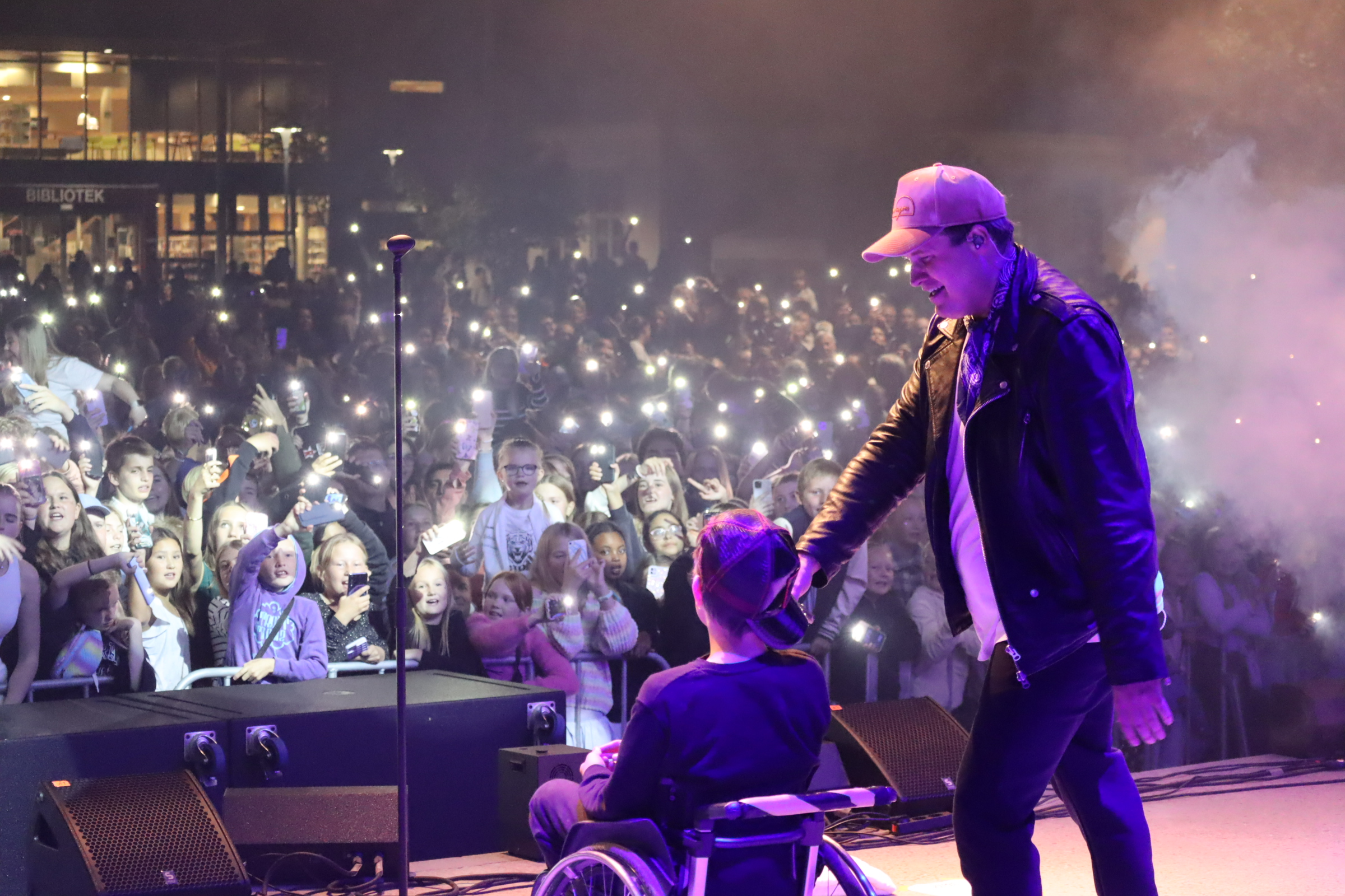 Kornelius på scenen sammen med Freddy Kalas foran publikum som fikset lysshow.