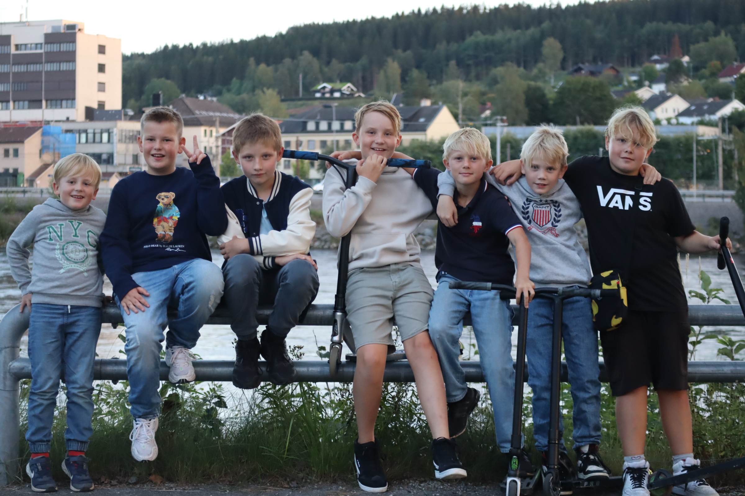 Denne guttegjengen hadde vært i bursdag og ferden hadde gått videre til byfesten. F.v. Jørgen, Oliver, Eirik Theodor, Alfred, Karsten, Liam og Phillip.