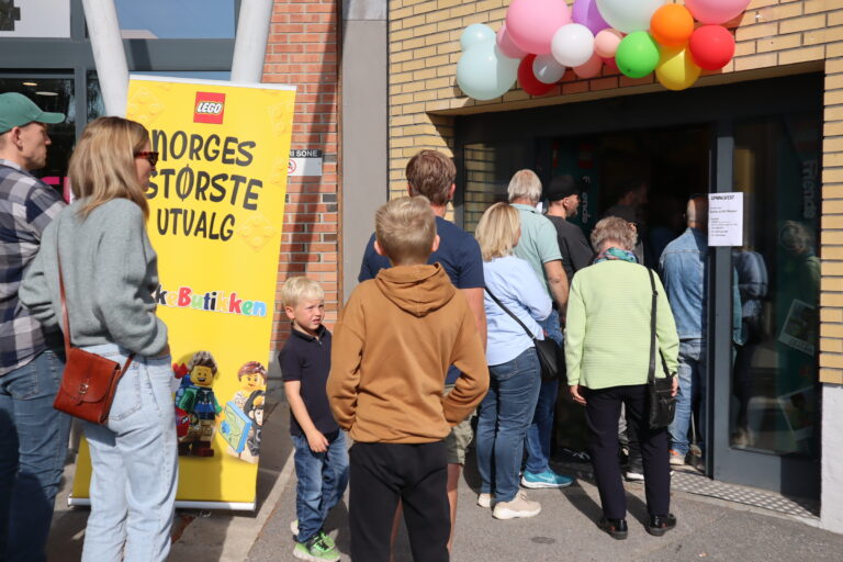 Selv om ikke alt var på plass til åpning var Vegard Flaamo fornøyd med åpningen av det nye lokalet til Brikkebutikken.