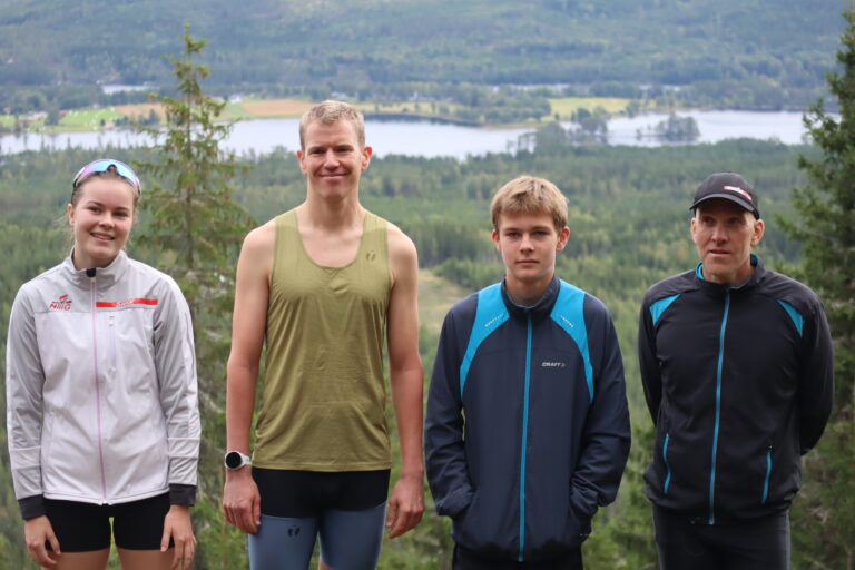 Fire av klassevinnerne fra søndagens løp. F.v. Ingeborg Rosager, Jarle Marvik, Are Brødbøl, og Lars-Erik Fagerli.