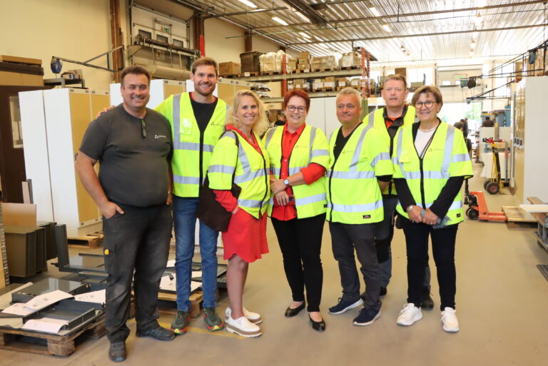 Hovedtillitsvalgt Thomas Berget (t.v.), stortingsrepresentant Nils Kristen Sandtrøen (Ap), ordførerkandidat i Eidskog Kamilla Thue (Ap), ordførerkandidat i Kongsvinger Elin Såheim Bjørkli (Ap), Fellesforbundet-leder Jørn Eggum, styreleder Fellesforbundet Glåmdal Tor Egil Skulstad og Fagforbundet-leder Mette Nord slår ring om Eskoleia.