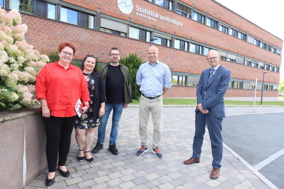 Elin Såheim Bjørkli (f.v.), Margrethe Haarr, Tommy Smedtorp, Trygve Slagsvold Vedum og Geir Axelsen er alle fornøyde med en ytterligere satsing på SSB i Kongsvinger.