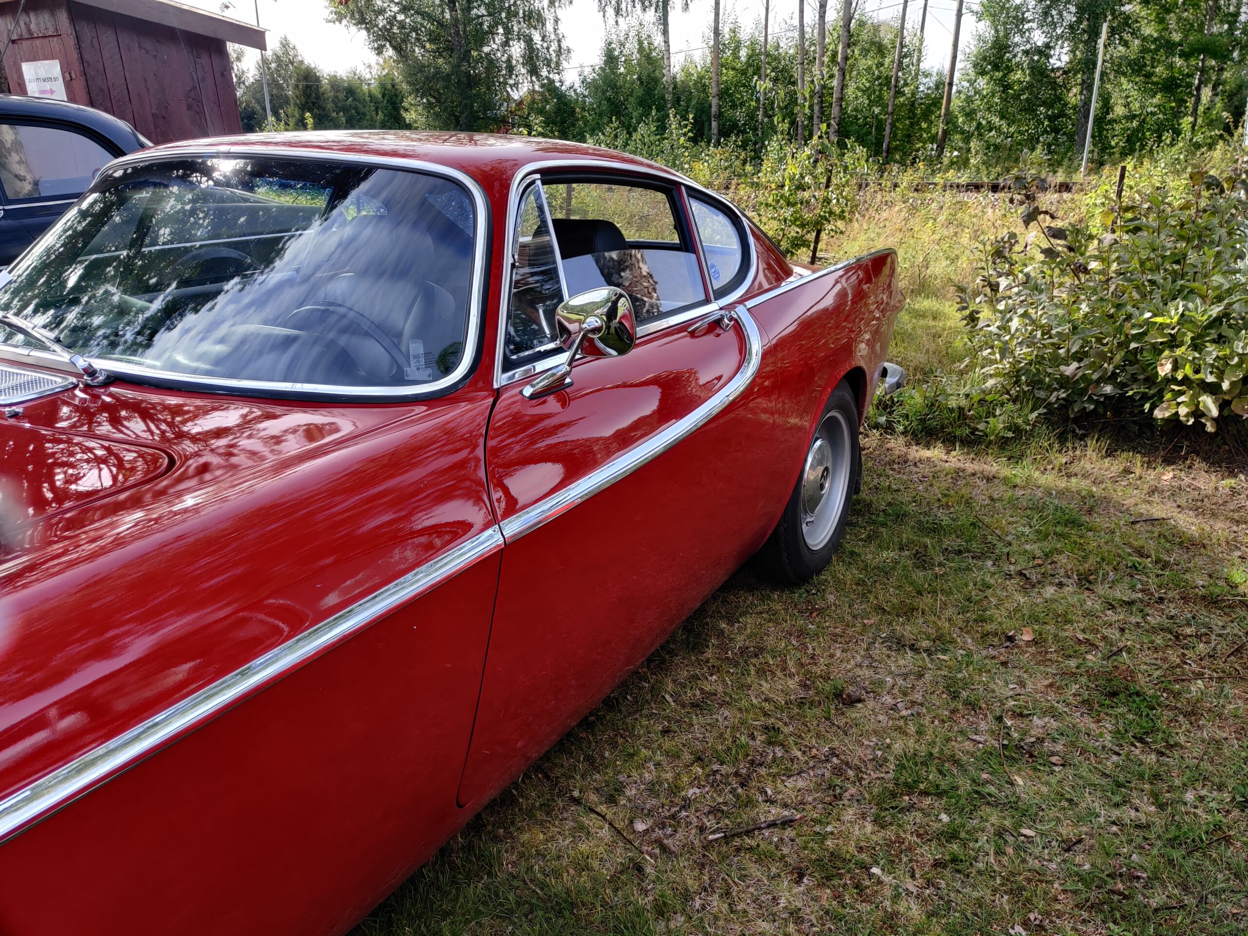Detaljen med at krommet på døren bøyer seg opp gjør denne p1800 modellen ekstra sjelden.