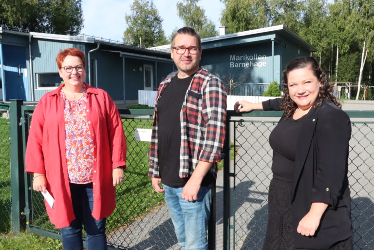 Ordførerkandidat Elin Såheim Bjørkli (Ap), ordførerkandidat Tommy Smedtorp (Sp) og stortingsrepresentant Margrethe Haarr (Sp) er glade for at regjeringen kutter barnehageprisene.