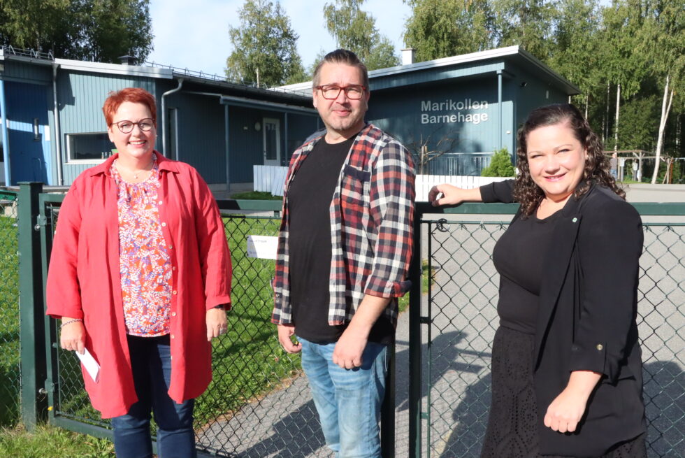 Ordførerkandidat Elin Såheim Bjørkli (Ap), ordførerkandidat Tommy Smedtorp (Sp) og stortingsrepresentant Margrethe Haarr (Sp) er glade for at regjeringen kutter barnehageprisene.