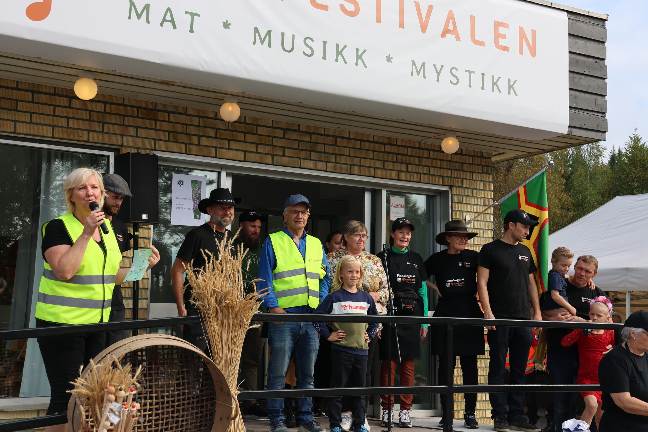 Iren Carlstrøm roste driverne av Minimäki og Øieren grendeforening for alt arbeid de har lagt ned for å lage Silppu-festival på Øyermoen.