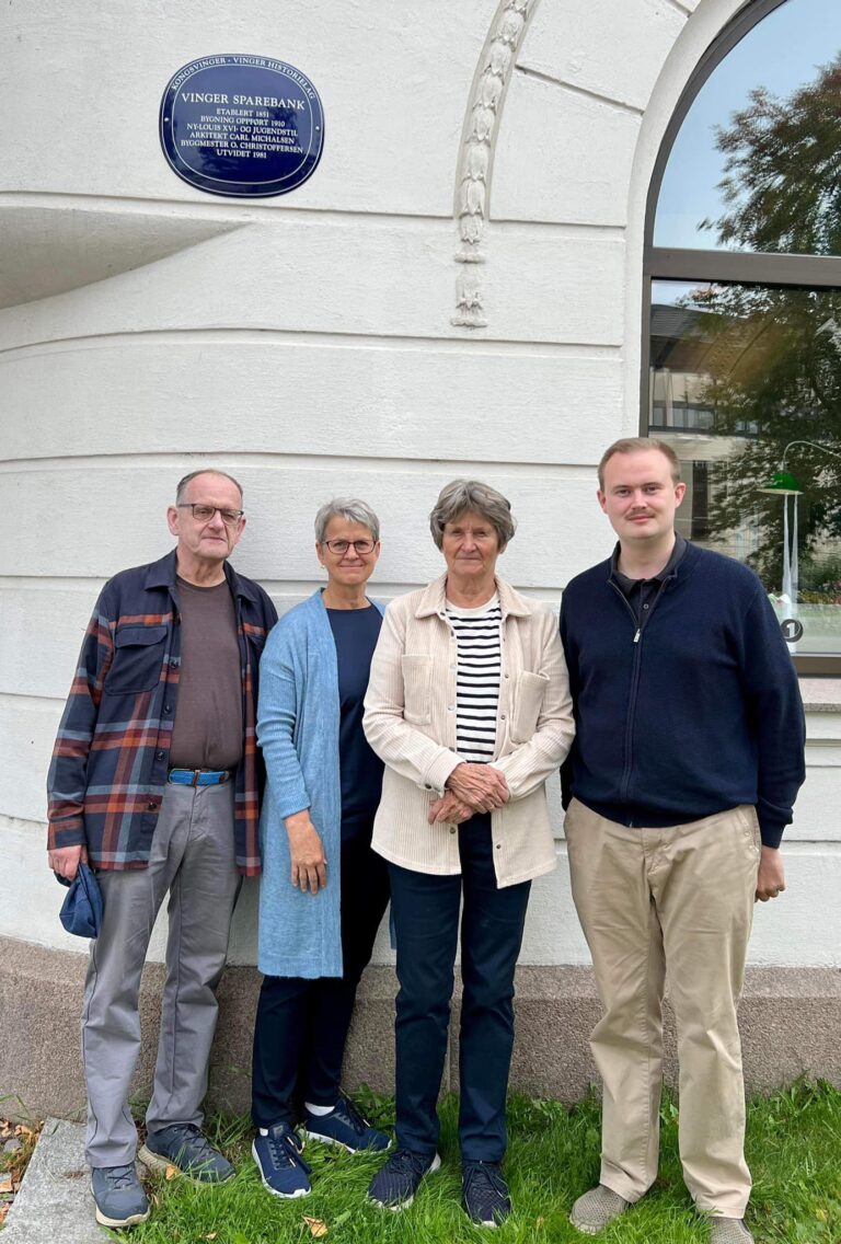 Fra venstre: Arve Urlin (styreleder i Kongsvinger-Vinger historielag), Mette Solbergseter (Sparebank 1 Østlandet avdeling Kongsvinger), Astrid Engen Kristiansen (leder av Granli historielag og mangeårig ansatt i banken) og Oskar Aanmoen (styremedlem i Kongsvinger-Vinger historielag).