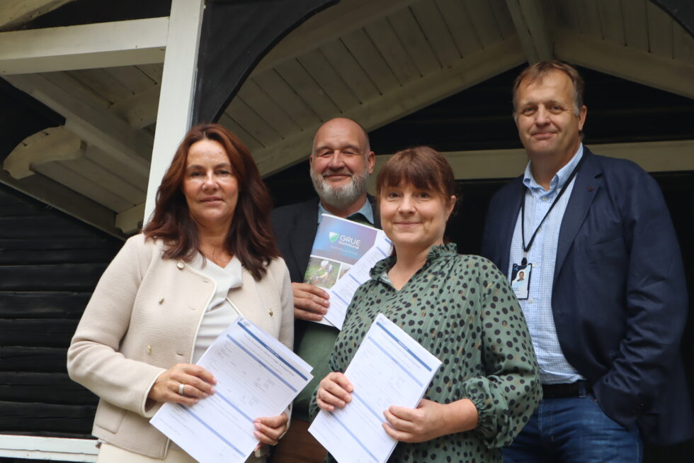 Bak fra venstre ordfører i Grue kommune Rune Grenberg, Moderniseringsdirektør i Telenor Arne Quist Christensen, foran fra venstre administrerende direktør Birgitte Engebretsen og ordfører i Kongsvinger kommune Eli Wathne.