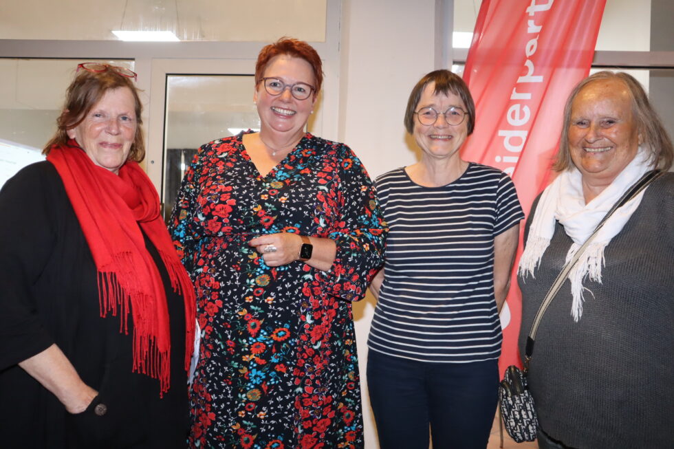 Disse partiene skal nå samarbeide i posisjon. Fra venstre:Torunn Arnesen (Rødt), Arbeiderpartiets Elin Såheim Bjørkli (Ap), Mimmi Sørli-Bolneset (Sv), Randi Ryan (Pp).