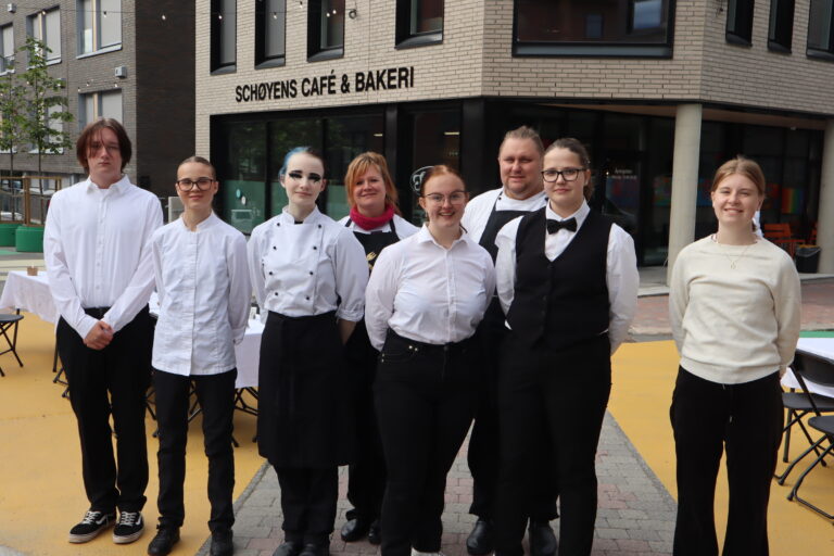 Noen av de som var med på å ha åpen restaurant. på Elevene på første rad. F.v. Sander Johansen, Siri Svensrud, Asgjerd Elene Markussen Kalnæs, Siv Marit Korsmo, Aurora Kirkelund og Hanne Sofie Toner Andersen. Lærerne bak fra venstre Siri Olaussen og Espen Framås.