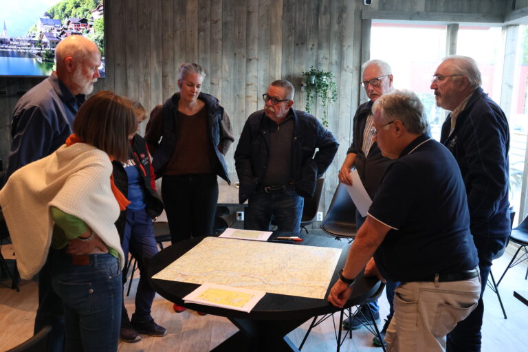 Prosjektgruppa består av representanter fra flere lag, foreninger og grunneiere. Christine Opsahl (f.v) Ole Osvald Moss, , Guri Gjølstad Røhnebæk, Ann-Kristin Torgersen Aamodt, , Hans Mellem og Per Skogrand, Arve Bones, Kai Bergersen,