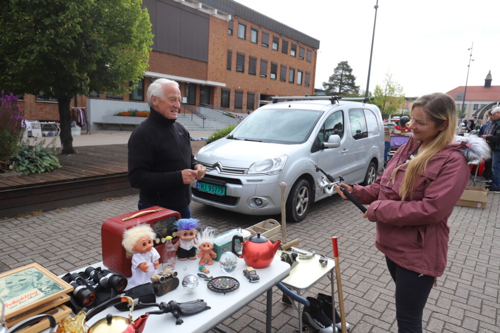 Karin Hamre besøkte kremmertorget lørdag og kjøpte fiskestang og garantert fiskelykke for 50 kroner av Knut Skarnes.
