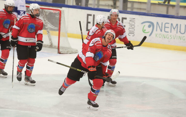 Niklas Egnersson rekte tunge til Furuset 2 i sitt comeback på hockeybanen.