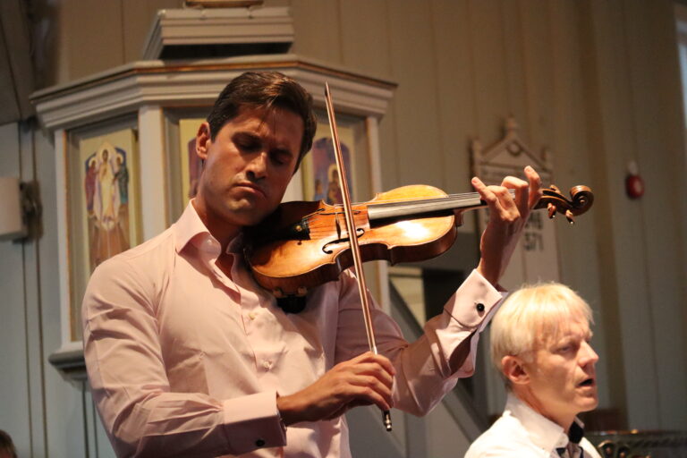 Charlie Siem på fiolin, akkompagnert av Håvard Gimse på piano. Sammen underholdt de nok en gang en fullsatt Vinger kirke.