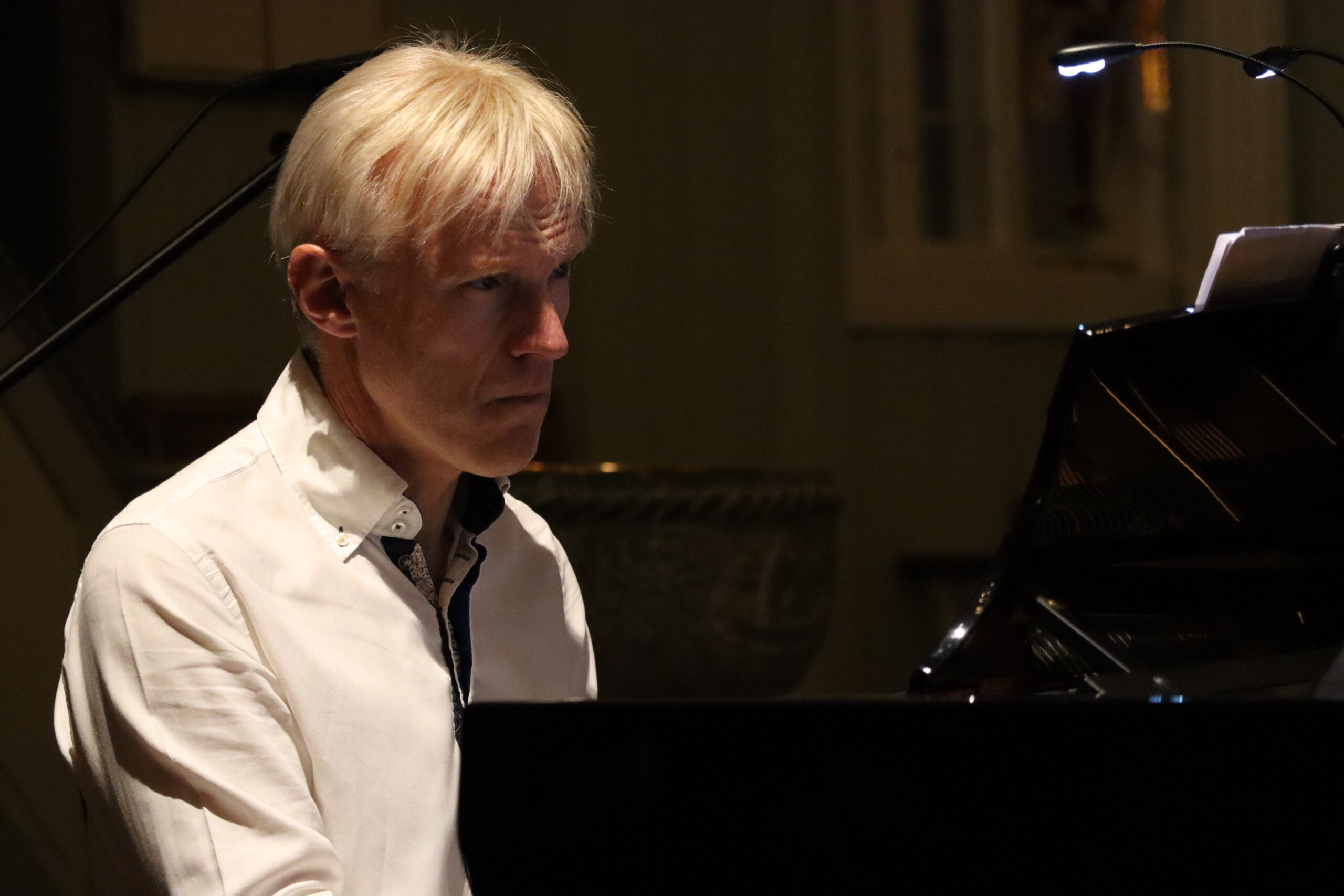 Håvard Gimse i dyp konsentrasjon foran pianoet mens han akkompagnerer Siem.