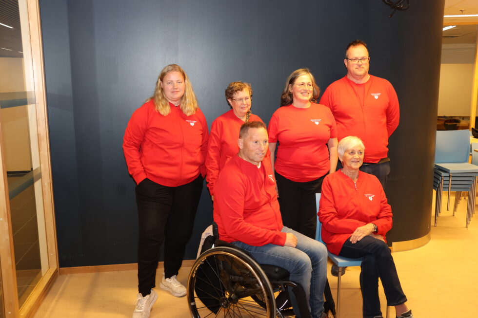Malin Sjøenden (f.v. bakerst) Anne-Margrethe Ekren, Christina Lyle og Alf-Tore Pedersen. Hans Hanssen (f.v. foran) og Liv Engom utgjør nesten hele det nye styret. Karianne Moen Pedersen kunne ikke være tilstede på møtet.