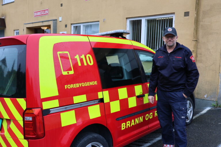 Per Harald Bekken, varabrannsjef og leder for forebyggende avdeling i Glåmdal Brannvesen IKS fraråder å lade opp batteridrevne gjenstander om natt. Følg ladevettreglene er hans råd.