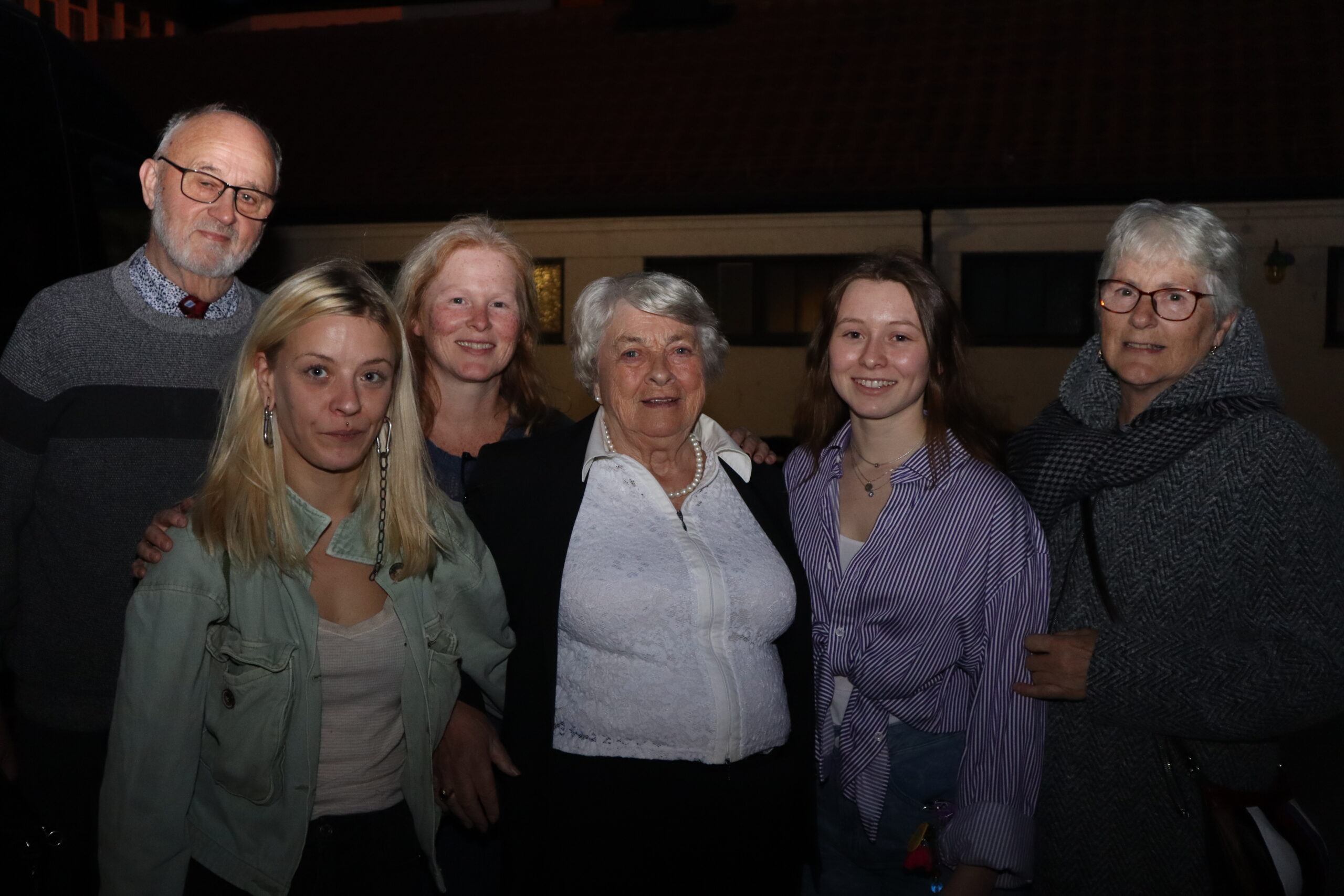 Fornøyd gjeng på vei ut. F.v. Bengt Holter, Sara Nordøy, Ingebjørg Nordøy, Åse Frysjøenden, Tuva Nordøy og Jeanne Bjarkøy.