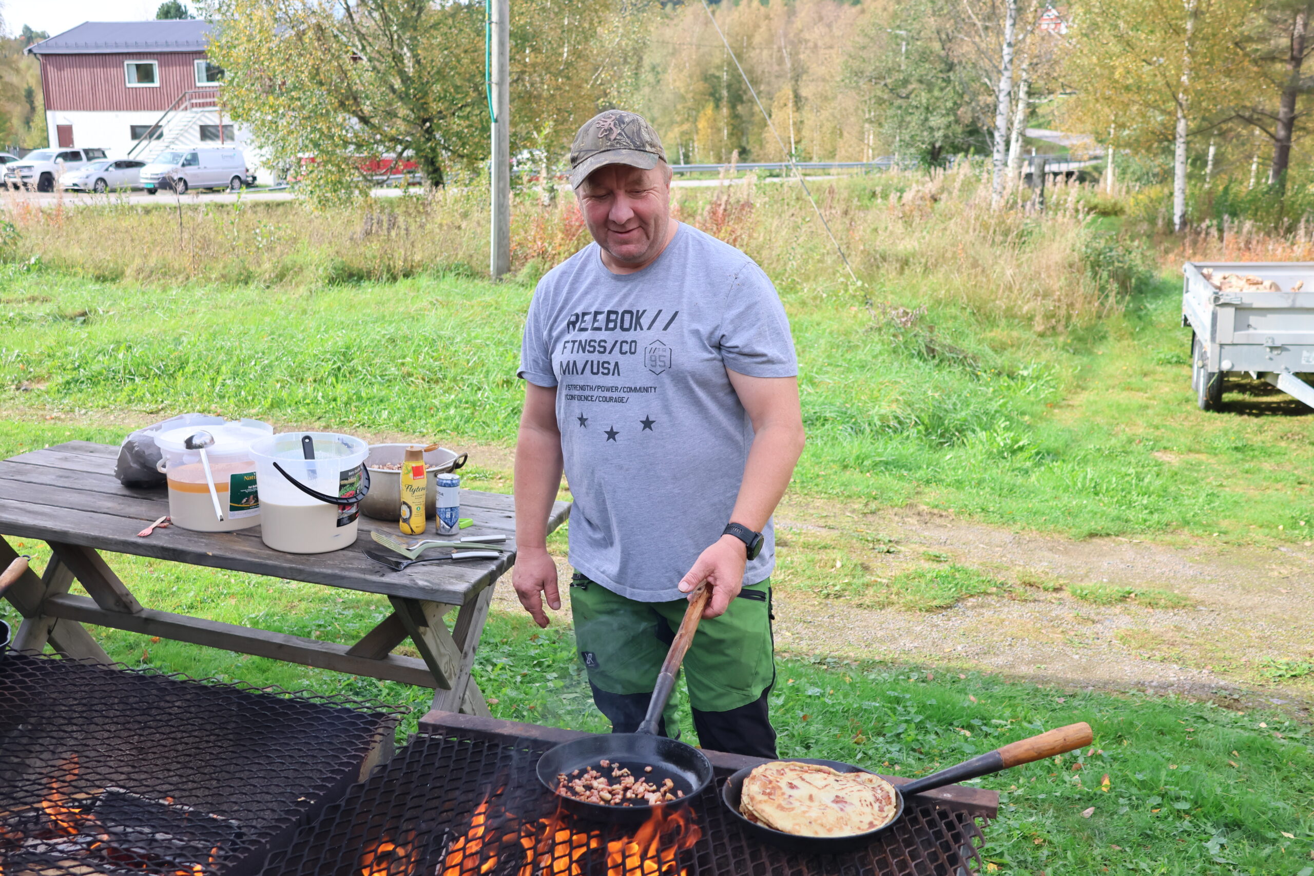 Even Jakobsen stekte "kølboller" til de som ville smake på gammeldagse fleskepannekakter.