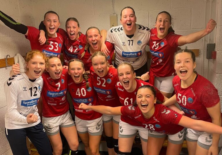 Jubel i KIL garderoben etter at KIL tok føringen i 2. divisjon.