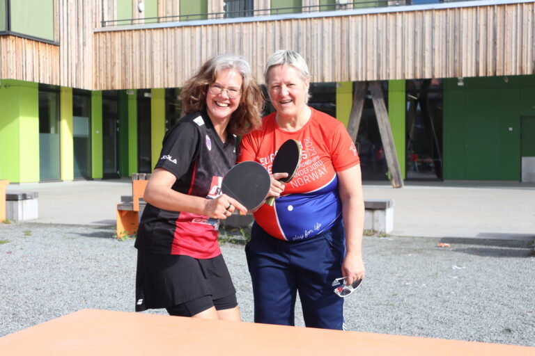 Anne Mari Nytrøen og Grethe Johnsrud fra KOBRA BTK hadde en fin dag i solskinnet på generasjonslekene.