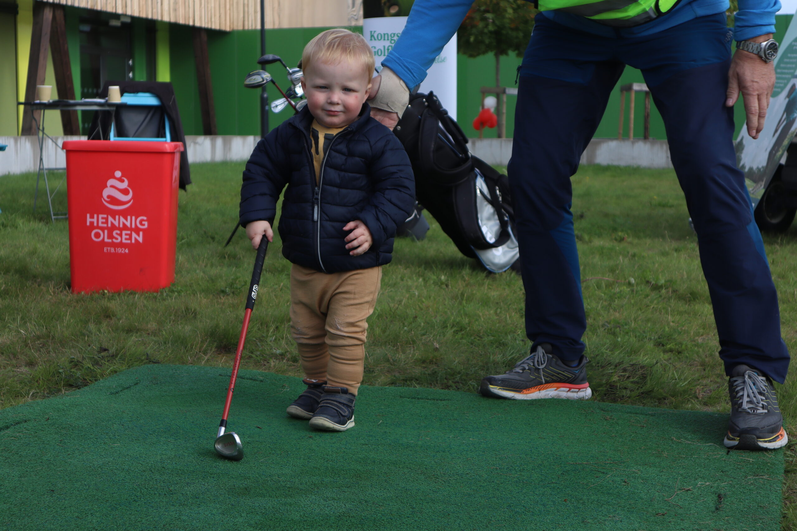 Hans Martin Moss Lundhaug var blant de som prøvde seg på golfklubbens stand.