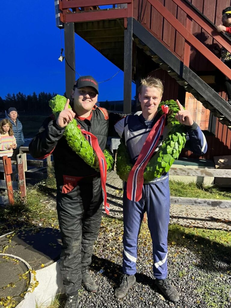 Nikolai Haldammen (t.v.) fra KNA Kongsvinger ble norgesmester i crosskart-klassen Xtreme. Eidskogingen Simen Rønning BIllingsø som også kjører for KNA Kongsvinger ble norgesmester i klassen 250 CC.