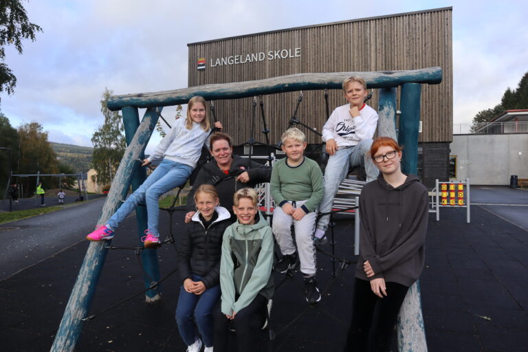 Her er rektor og nesten hele elevrådet samlet foran det nye SFO-bygget på Langeland skole. Foran fra venstre: Elevrådsleder Emilie Synnøve Østby, Olve Valseth Buvarp og Ingrid Krogsrud Bergset. Bak fra venstre: Thea Berg Karlsen, rektor Eirin Tone Hestnes Elfmark, Sigurd Kjartan Sjøli Høyby og Agnar Gimse.
