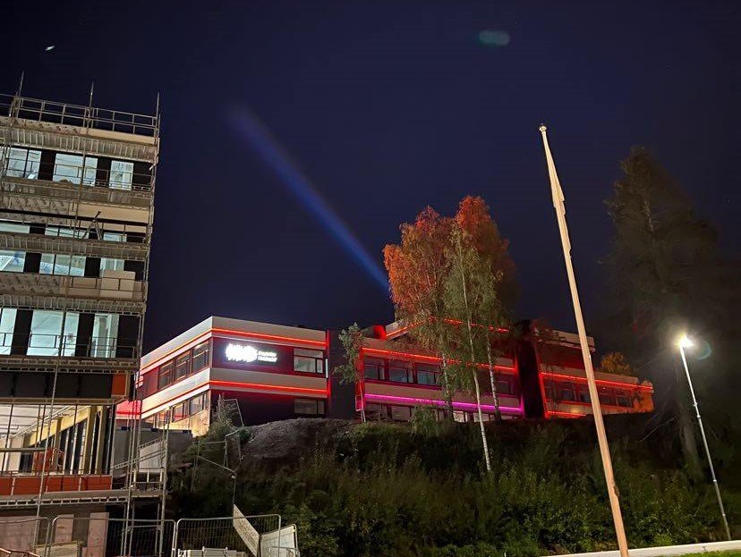 Lysene du kan se på kveldshimmelen fram til fredag er en invitasjon til Researchers' Night i Høgskolebygget.