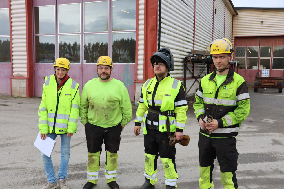 Thor-Egil Einarsrud , fabrikksjef på Heidelberg Materials Prefab (t.v.)og Tomas Helgeneseth i Glåmdal Brannvesen IKS var blant de få som kjente til og hadde planlagt den store øvelsen i lengre tid. For å gjøre det ekstra realistisk hadde brannvesenet to mann på innsiden av bygget i forkant med røykmaskiner.