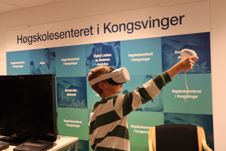 Martin André Hvarstad Nabben var én av de som prøvde seg på VR-brillene på Researchers' Night.