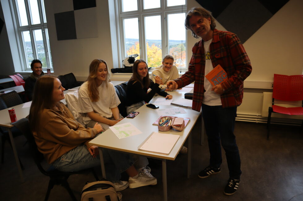 Disse studentene fra salg, service og reiselivslinja på Øvrebyen videregående skole var blant noen av de som var på foredraget til filmprodusent Stig Hjerkinn Haug. Fra venstre: Thinn (bak), Thea Myrvang, Julie Åslien Holm, Sigrid Rødås og Emil Bakken.