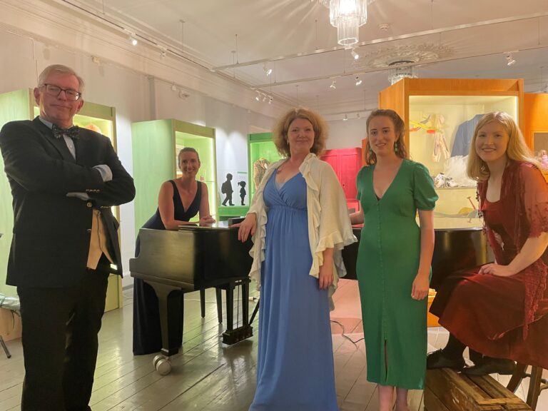 Øivind Roos, Berit Billingsø, Eva Vermundsberget og Lina Cecilia Carlsson holder konsert på Kongsvinger bibliotek denne søndagen. Bildet er tatt fra konserten deres i sommer.