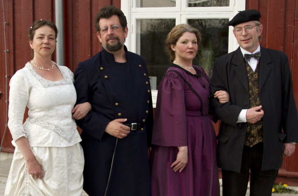Det er ikke hver dag at selveste festningskommandant Fredrik Daniel Werenskiold med frue inviterer til middag i kommandantboligen. Med på middagen er også kunstnerekteparet Thomasine og Jonas Lie. Bak karakterene står Mette Skogbakken (f.v.) Lars Ovlien, Eva Vermundberget og Øivind Roos.