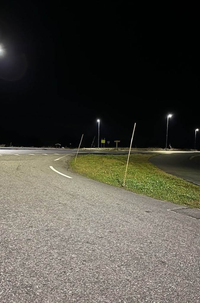 Det nærmer seg vinter når brøytestikkene kommer opp. Altfor mange forsvinner, og nå oppfordrer Innlandet fylkeskommune trafikantene til å la dem få stå.