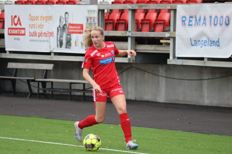 Hanna Moen Skasberg noterte seg for KILs eneste godkjente mål i kampen mot et toppet LSK 2.