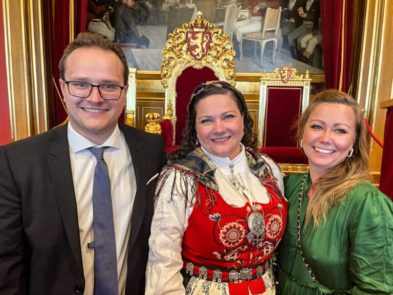 Stortingsrepresentant Margrethe Haarr hadde invitert med seg storesøster Gunhild Haarr Molnberg og lillebror Ragnar Weitzenbürger Haarr til åpningen av det 168. Storting.